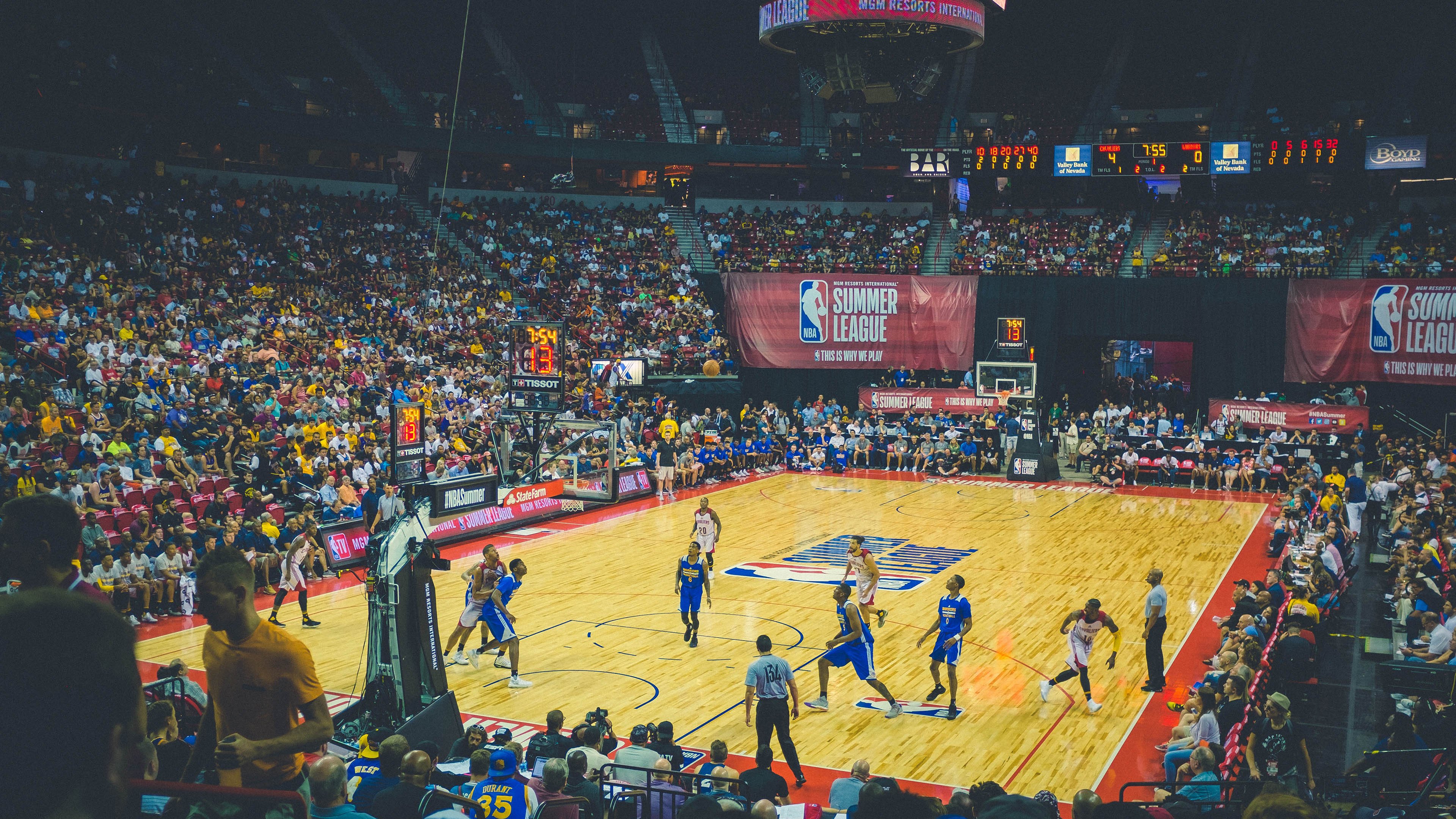 F1引擎轰鸣中的篮球交响，塔图姆数据爆炸如何照亮街道赛之夜